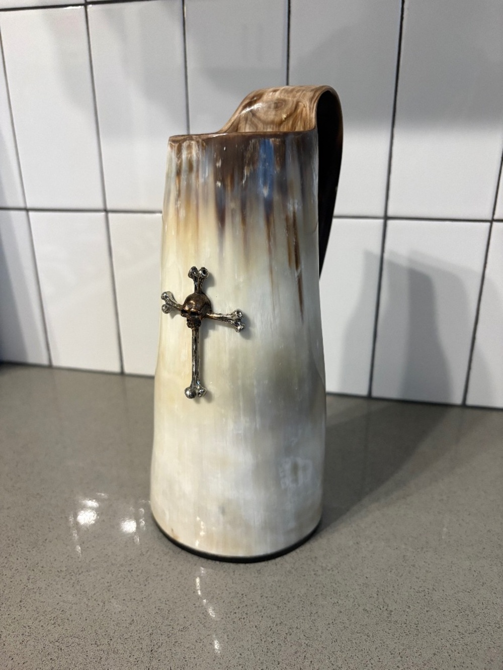 Horn drinking vessel with metal cross / skull
